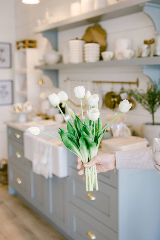 Bunch of 5 white tulips